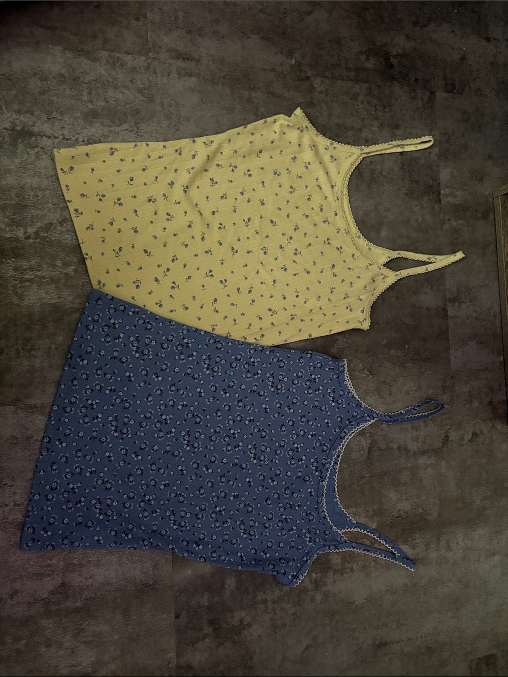 Women’s No Boundaries Blue and Yellow Floral Print Spaghetti Strap Tank Top